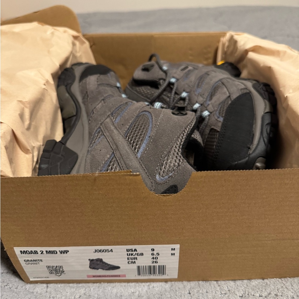 MERRELL MOAB 2 Mid HIKING BOOT w Vibram soles SIZE 9 Women’s
